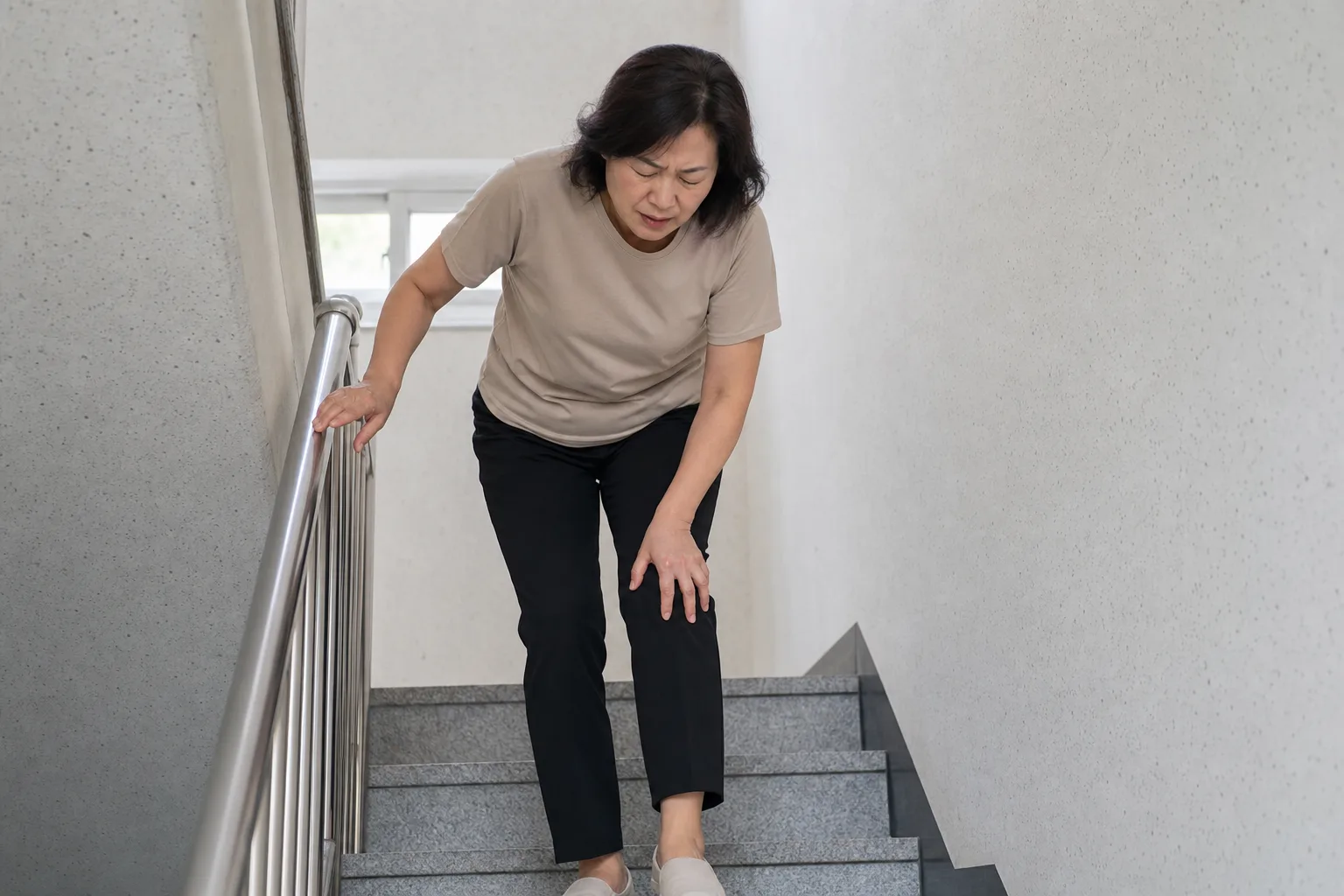 계단 내려갈 때 시큰한 무릎 — 나이 탓으로만 넘기면 안 됩니다