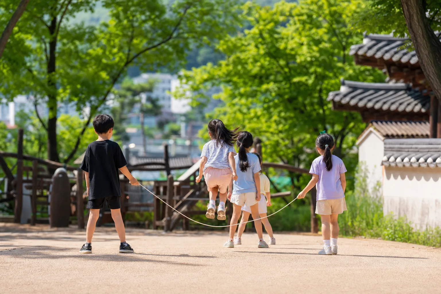 여름 운동장에서 줄넘기하며 뛰어노는 아이들 — 성장기 운동 습관, 향동 경희미르애한의원 소아성장 칼럼