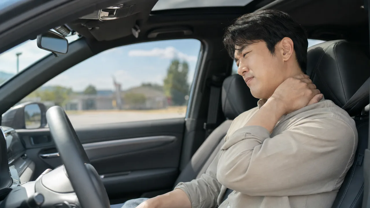 휴가철 장거리 운전 뒤 목·허리가 뻐근하다면